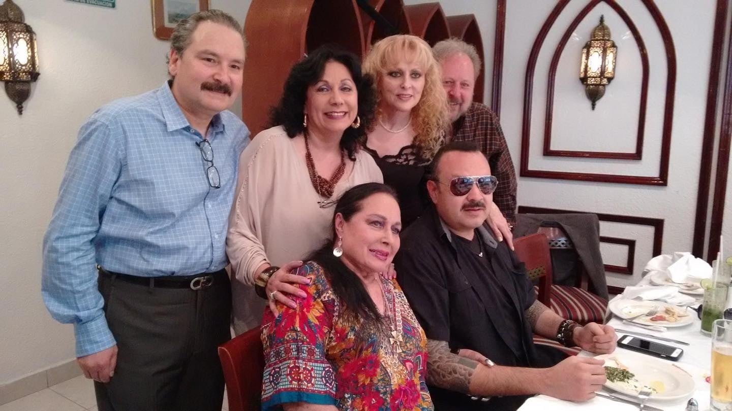 Flor Silvestre junto a sus cinco hijos, fruto de sus matrimonios con Paco Malgesto y Antonio Aguilar. (Foto: Marcela Rubiales, Facebook)