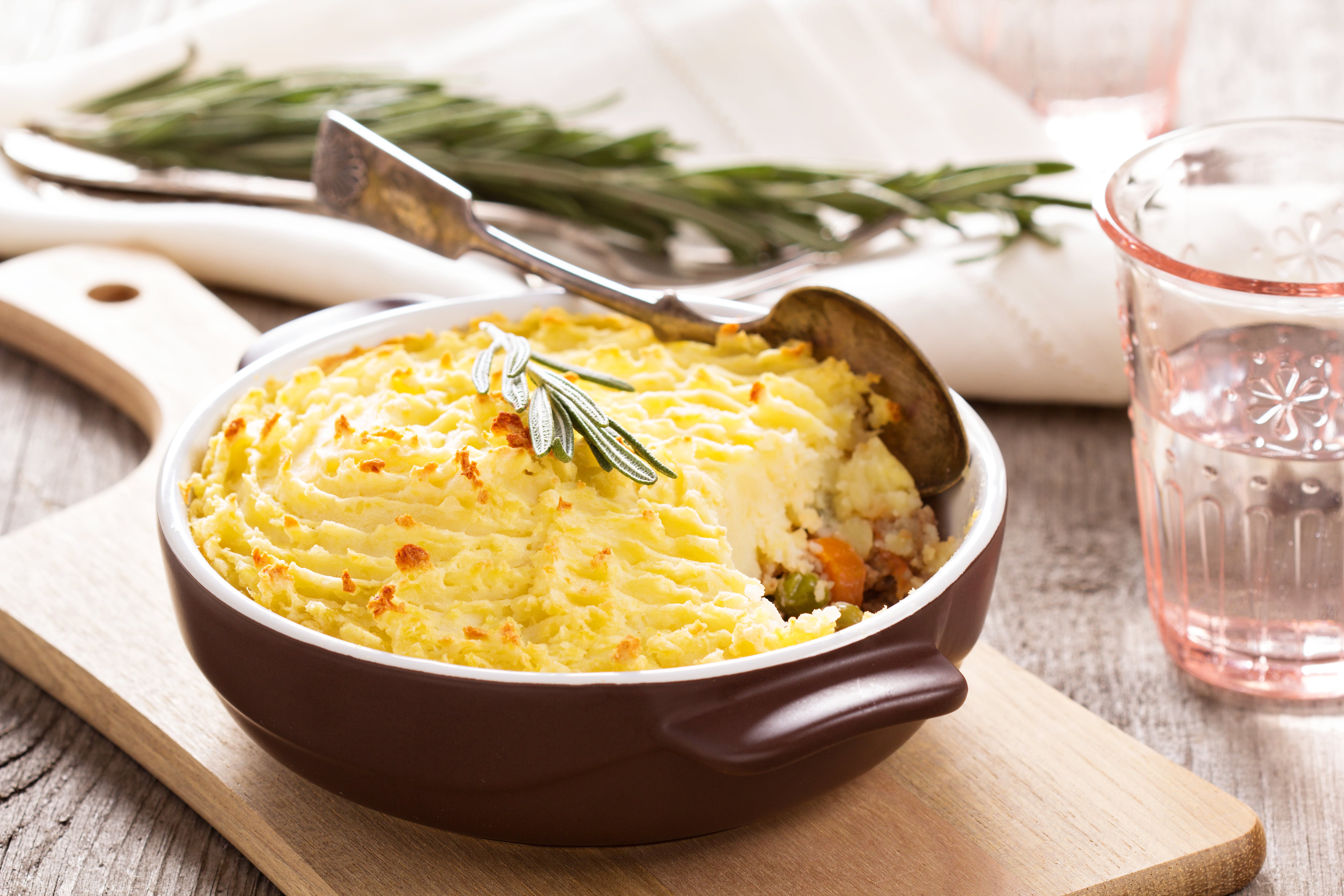 Pastel tradicional inglés de carne picada y puré de patata: una receta saciante, llena de sabor y con un contraste de texturas muy llamativo