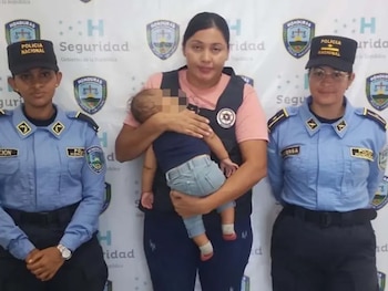 Agentes de la DPI capturaron a una mujer de 31 años cuando presuntamente intentaba sacar a un bebé de cinco meses oculto dentro de un maletín. (Foto: Policía Nacional)