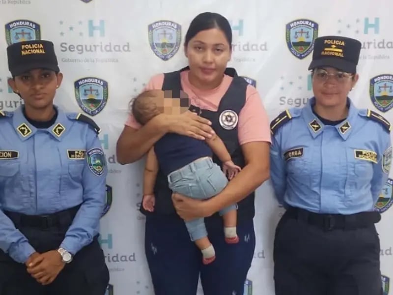 Agentes de la DPI capturaron a una mujer de 31 años cuando presuntamente intentaba sacar a un bebé de cinco meses oculto dentro de un maletín. (Foto: Policía Nacional)