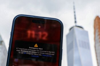 Una alerta de emergencia de un terremoto de magnitud 4,7 en un teléfono celular en la ciudad de Nueva York, el 5 de abril de 2024 (REUTERS/Andrew Kelly/Ilustración)