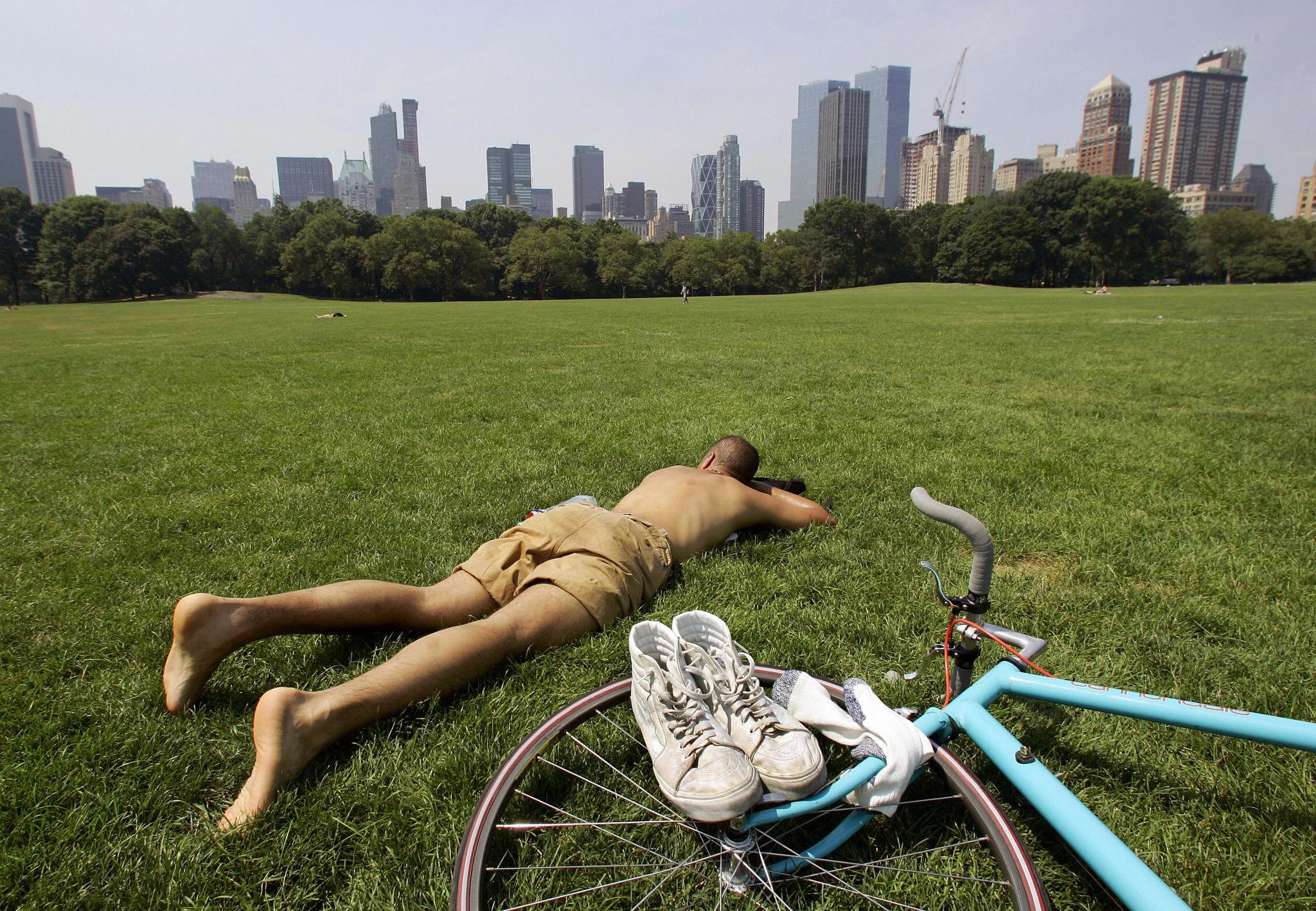 Un residente descansa bajo el sol en Central Park durante una jornada de temperaturas inusualmente altas para la primavera de 2026 en Nueva York.