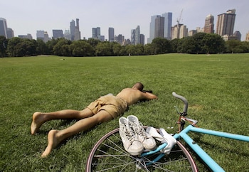 Un residente descansa bajo el sol en Central Park durante una jornada de temperaturas inusualmente altas para la primavera de 2026 en Nueva York.