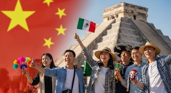 Un grupo de turistas chinos sonríe frente a la pirámide de Chichén Itzá, algunos sosteniendo banderas de México y objetos artesanales, con la bandera china de fondo.