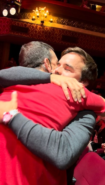 El sentido abrazo entre Nico