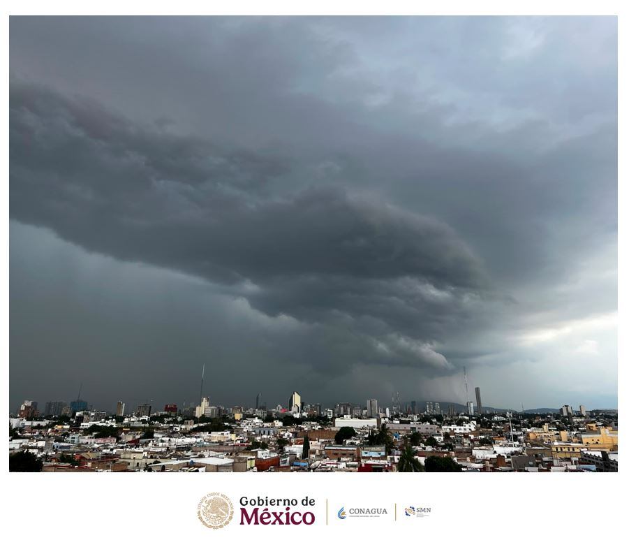 Densa capa de nubes de tormenta cubre el cielo de Guadalajara. (CONAGUA)