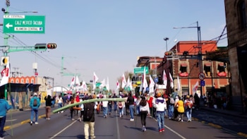 Manifestantes de Eje Central avanzan