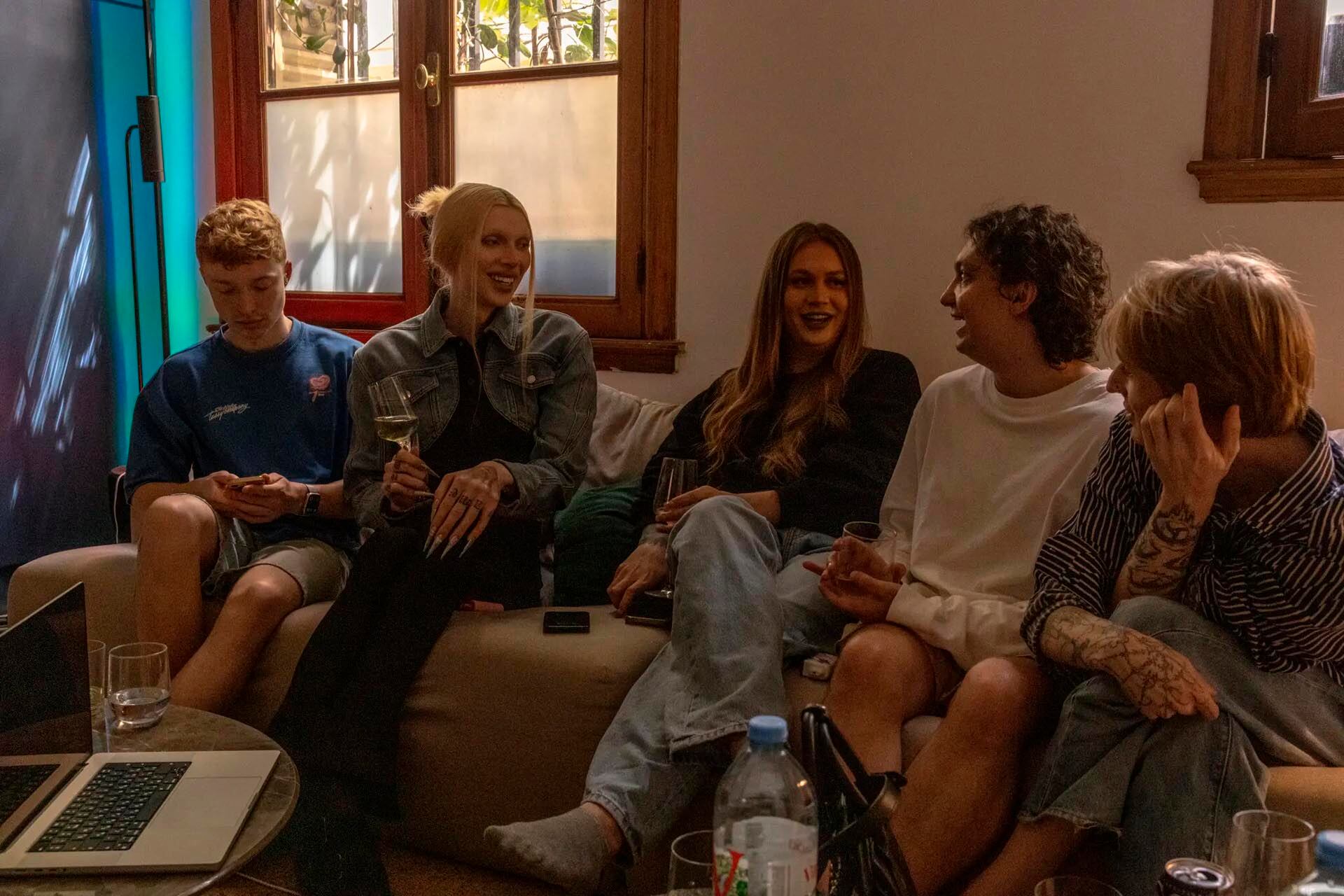 La influente rusa Milana Petrova, segunda de izquierda a derecha, y sus amigas en un departamento antes de la Marcha del Orgullo.