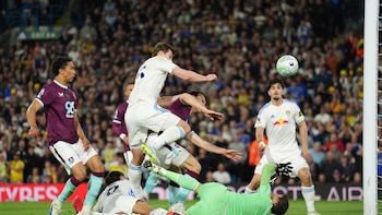 El Leeds escapa de abajo a costa del ya descendido Burnley