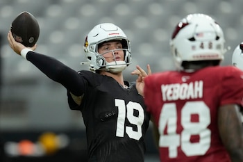 Carson Beck, quarterback de los Cardinals de Arizona, lanza un pase en una práctica el domingo 2 de agosto de 2026 (AP Foto/Ross D. Franklin)