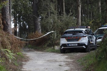 Dos coches de la Guardia Civil en el lugar donde se encontró el cuerpo sin vida de la mujer de 36 años en Baiona, Pontevedra. (PAVI / Europa Press)