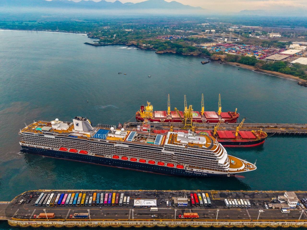 El crucero Koningsdam arribó al puerto de Acajutla con más de 2,000 pasajeros y 900 tripulantes, impulsando el turismo en El Salvador. (Foto: Secretaría de Prensa de la Presidencia)