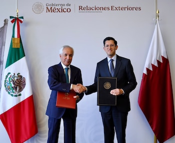 El documento también incluye pasaportes especiales y fue suscrito por Roberto Velasco Álvarez y su homólogo catarí