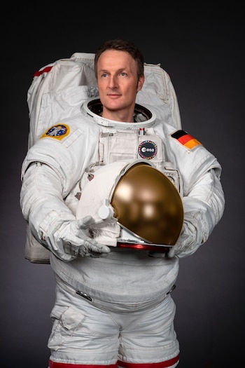 Fotografía cedida por la NASA donde aparece el astronauta alemán Matthias Maurer, de la Agencia Espacial Europea (ESA), que servirá como especialista en la tercera misión comercial tripulada, llamada SpaceX Crew-3, trabajando con el comandante y el piloto para monitorear la nave espacial durante las fases dinámicas de lanzamiento y reentrada del vuelo. EFE/Robert Markowitz/NASA