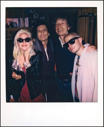 Watt invitó a Lady Gaga a una sesión de grabación para su primer álbum con los Rolling Stones. Finalmente, ella cantó en su sencillo de 2023, "Sweet Sounds of Heaven", que también cuenta con la participación de Stevie Wonder en los teclados (Cortesía de Andrew Watt para The Washington Post)