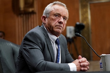 Robert F. Kennedy Jr. sostuvo que la medida busca cambiar la supervisión federal de los alimentos y reforzar la protección ante riesgos (REUTERS/Nathan Howard/File Photo)