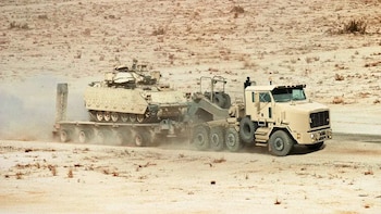 Marruecos da un nuevo impulso a su capacidad militar con su caza F-16 y 100 camiones para trasladar vehículos blindados