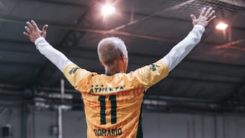 “Me estoy haciendo viejo”: el increíble gol de rabona de Romario a los 60 años
