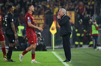 Soccer Football - Serie A - AS Roma v Napoli - Stadio Olimpico, Rome, Italy - October 23, 2022 AS Roma coach Jose Mourinho reacts REUTERS/Alberto Lingria