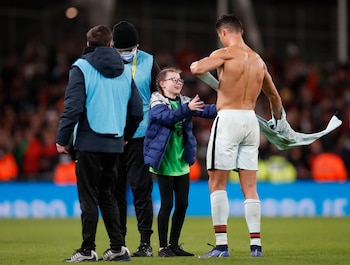 La joven admiradora rompió en llanto cuando recibió el obsequio de su ídolo. Foto: Reuters/Paul Childs