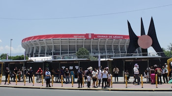 Las vallas que rodean al Estadio Azteca se mantienen con fichas de personas desaparecidas y pintas colocadas por sus familiares que exigen el avance en investigaciones. (Crédito: Luz Coello/Infobae México)