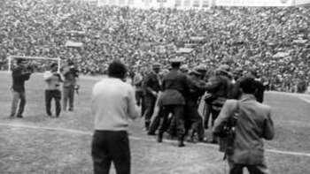 Policías detienen al hincha que