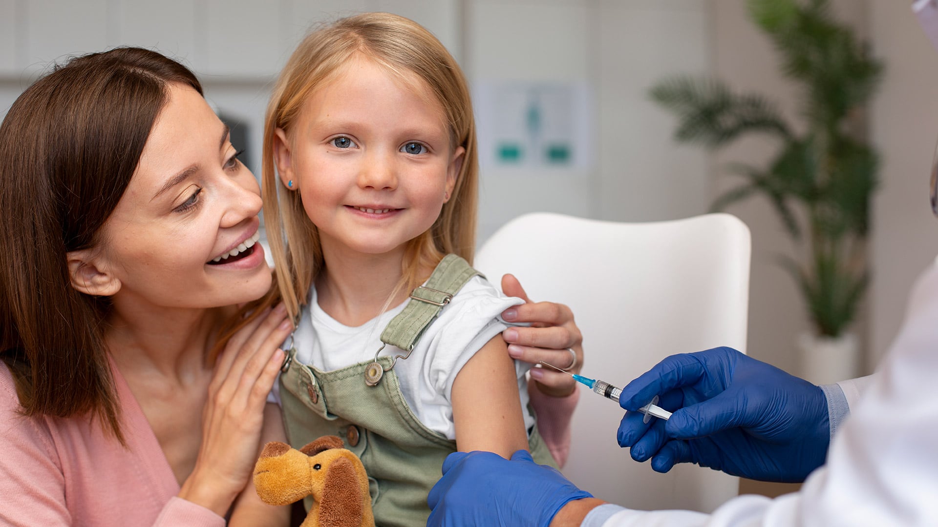 La evidencia más reciente vinculó la vacunación contra el VPH a los 12-13 años con una caída marcada de la mortalidad por cáncer de cuello uterino en mujeres jóvenes (Freepik)