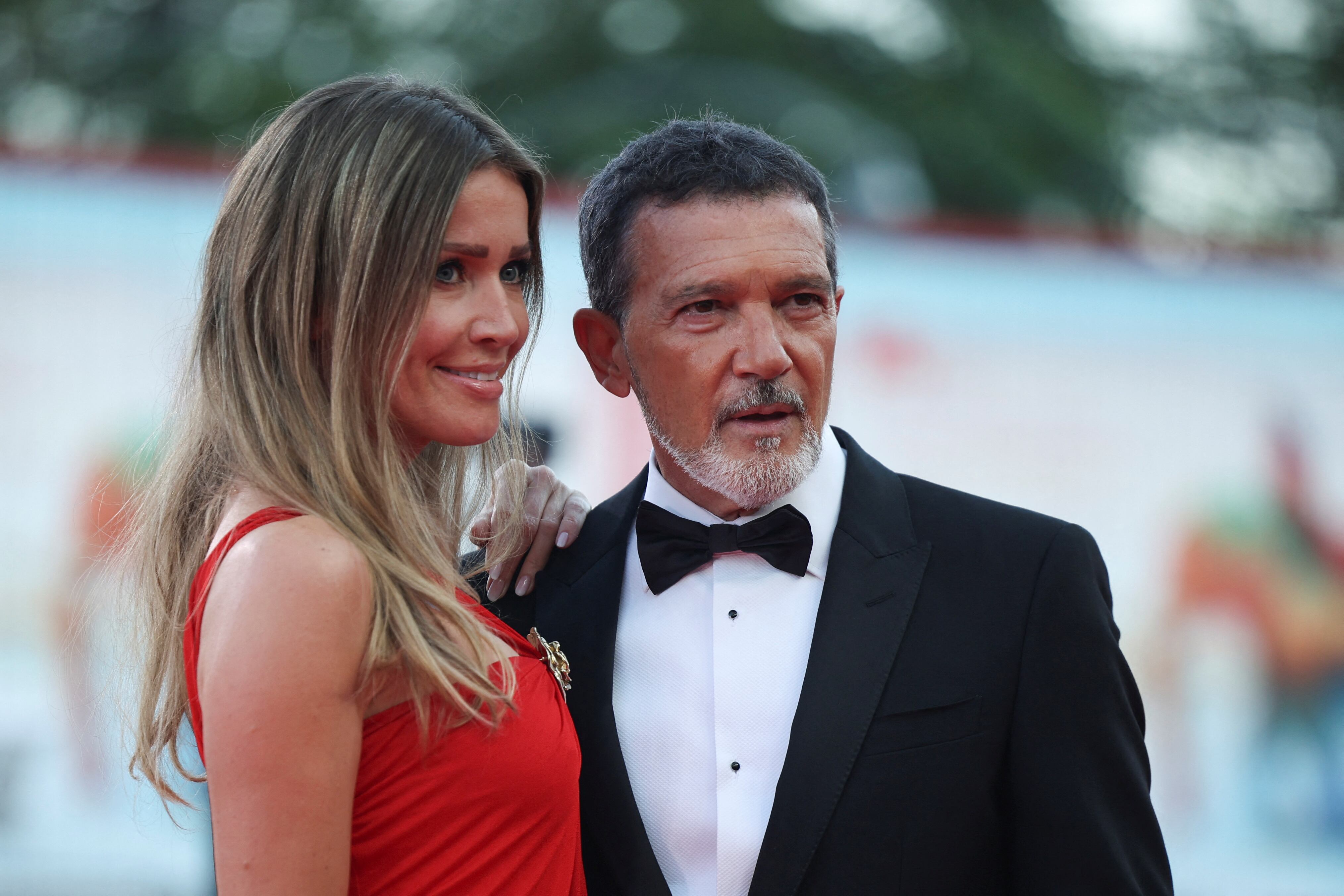 Antonio Banderas y su pareja Nicole Kimpel REUTERS/Louisa Gouliamaki