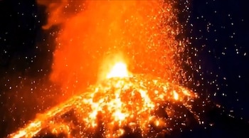 La actividad eruptiva del Volcán de Fuego forzó la evacuación de habitantes en dos aldeas de Sacatepéquez y mantiene la alerta naranja en el centro de Guatemala. (Foto cortesía AfarTv)