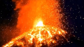 Guatemala en alerta naranja: autoridades evacuan a un centenar de personas por erupción del Volcán de Fuego