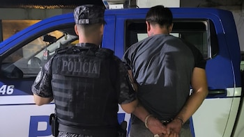 Un menor de 16 años robó una moto, chocó y su padre fue a buscarlo en un auto robado: terminaron los dos presos