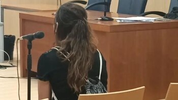 Una mujer se enfrenta a