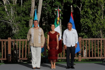El presidente guatemalteco, Bernardo Arévalo,(de izquierda a derecha), la presidenta mexicana, Claudia Sheinbaum, y el primer ministro de Belice, Johnny Briceño, posan para una foto grupal en Calakmul, estado de Campeche, México, el viernes 15 de agosto de 2025. (Foto AP/Martín Zetina)