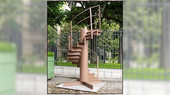 El tramo de escalera de la Torre Eiffel que se ha subastado en París (@artcurial__)