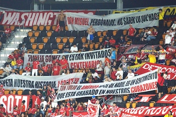Trapos con mensajes de protesta en contra de las directivas de América de Cali y recordando al líder del Cartel de Cali, dueño del equipo en los años 80 - crédito Jaime Dinas