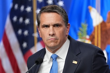 El fiscal general interino Todd Blanche, en el Departamento de Justicia. Fue él quien firmó la orden que traslada la marihuana medicinal de la Lista I a la menos restrictiva Lista III. (AP/Jacquelyn Martin)