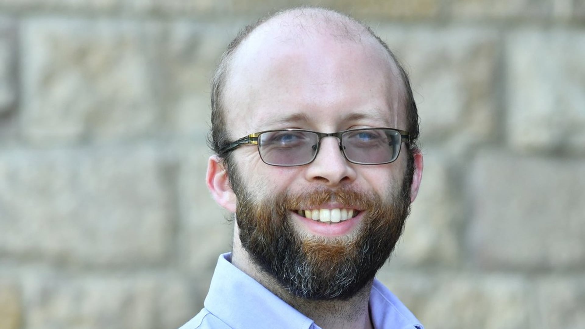 Naoise Mac Giollabhui es investigador en el Departamento de Psiquiatría del Hospital General de Massachusetts y en la Facultad de Medicina de Harvard. Hace estudios sobre salud mental y biología de la depresión (Universidad de Harvard)