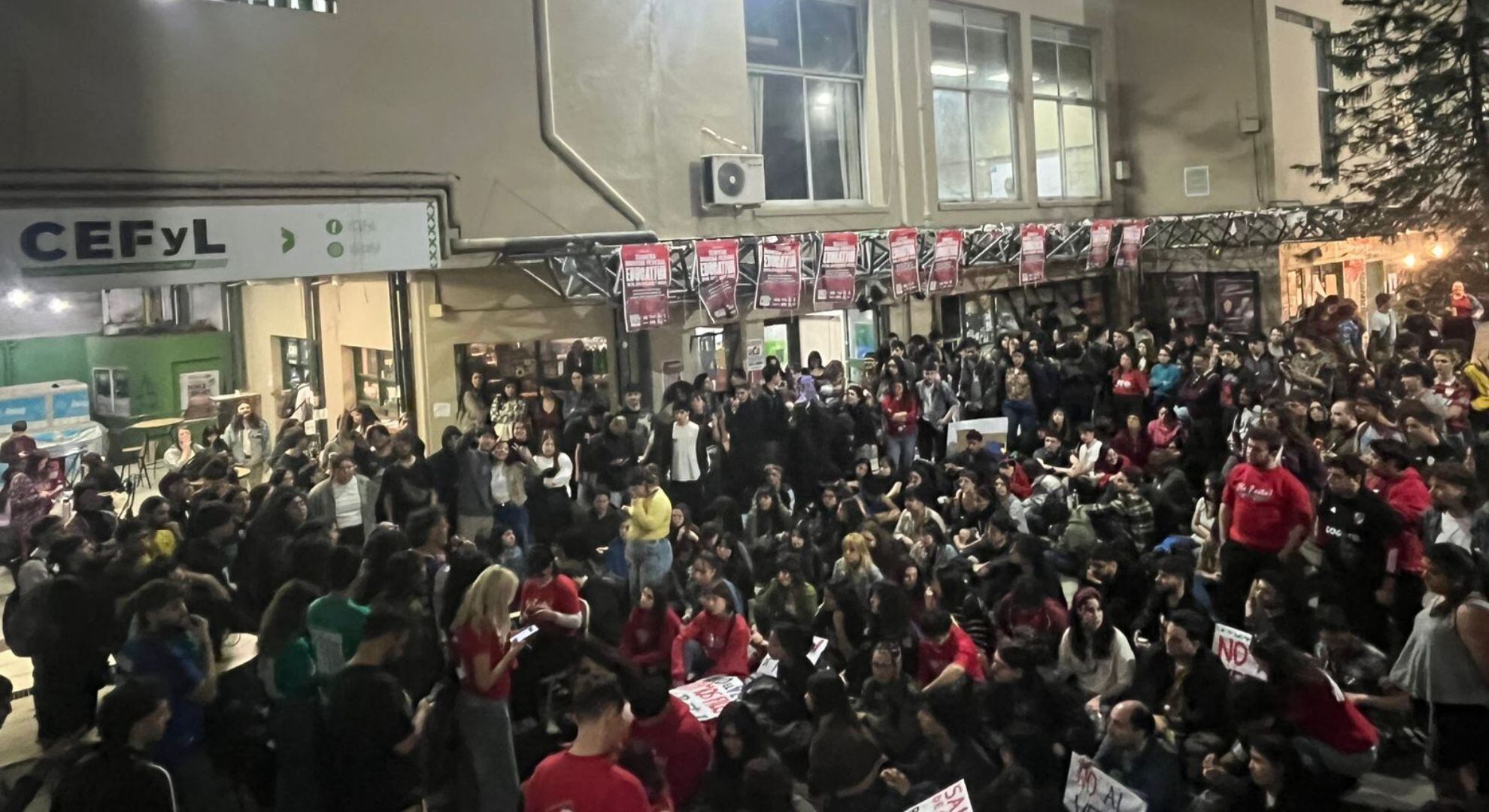 El Centro de Estudiantes de Filosofía y Letras de la UBA tomó la facultad en la previa al paro universitario (X: @SergioA27773045)