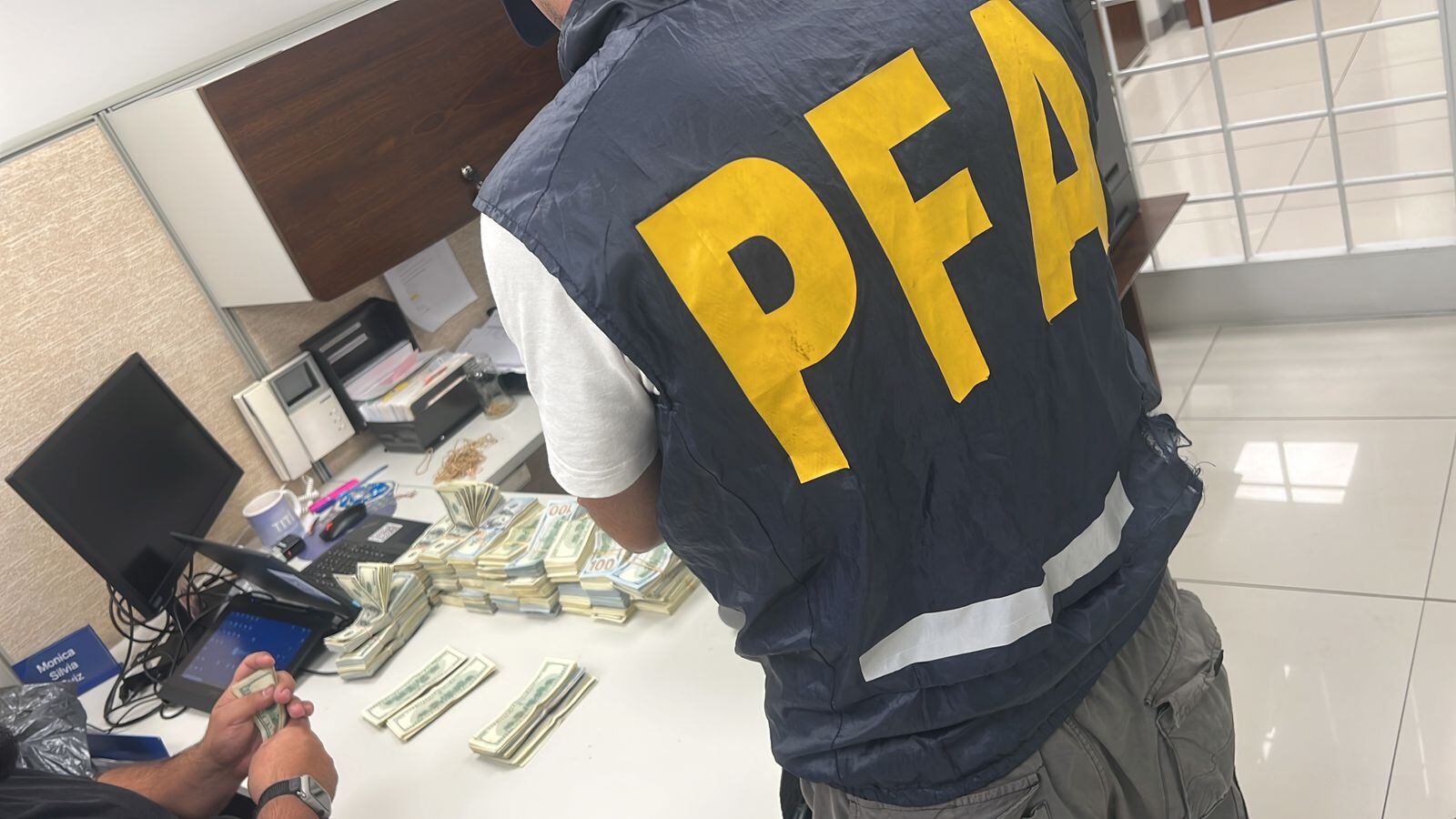 La millonaria cifra en dólares secuestrada de cajas de seguridad de uno de los detenidos