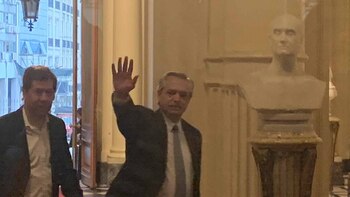 Alberto Fernández ingresando a la