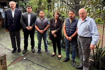 AME940. CIUDAD DE GUATEMALA (GUATEMALA), 12/06/2026.- Fotografía cedida por la misión de observación del Instituto de Clima, Democracia e Inclusión (CDI), que muestra al exvicepresidente de Colombia, el general Óscar Naranjo (i); el expresidente de Costa Rica y presidente y fundador del CDI, Carlos Alvarado Quesada (2-i); el líder indígena, Luis Pacheco (c-i); la expresidenta Constitucional de Ecuador, Rosalía Arteaga (c-d); el líder indígena, Héctor Chaclán (2-d), y al expresidente de Costa Rica, ?Miguel Rodríguez Echeverría, posando durante un encuentro en Ciudad de Guatemala (Guatemala). La CDI, liderada por exmandatarios latinoamericanos, concluyó este viernes su segunda visita a Guatemala destacando un "avance importante" en la democratización de sus órganos judiciales y la consolidación de su Fiscalía, aunque advirtió que persisten retos institucionales. EFE/ CDI /SOLO USO EDITORIAL/ NO VENTAS/ SOLO DISPONIBLE PARA ILUSTRAR LA NOTICIA QUE ACOMPAÑA (CRÉDITO OBLIGATORIO)