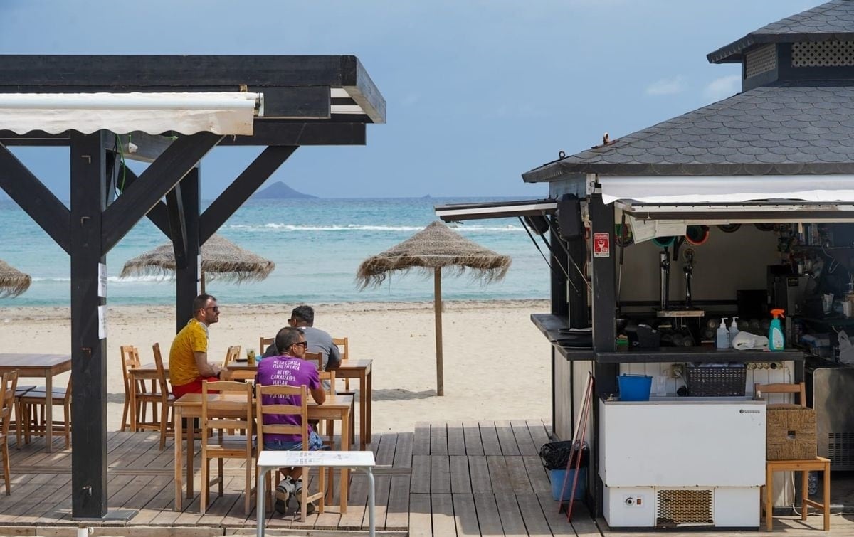 Chiringuito en una playa de España. (Europa Press)