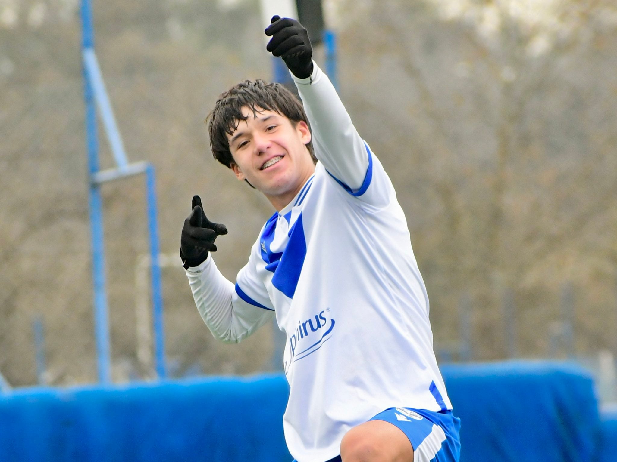 Joaquín Reinoso nació en Nueva Zelanda, fue convocado a la selección argentina y es una de las figuras de la octava división de Vélez (@Velez)