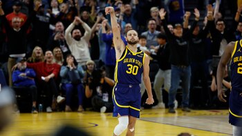 125-90. Golden State despierta de