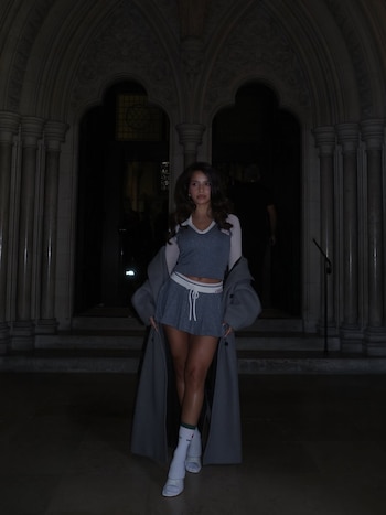 El conjunto deportivo gris, minifalda