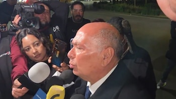 Papá de Checo Pérez llega al Panteón Francés a despedir a Cuauhtémoc Cárdenas: “Lo vi hace poco, me invitó a hacer ejercicio”