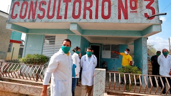 El sistema sanitario cubano perdió 3.729 médicos en 2025 y suma cuatro años de caídas