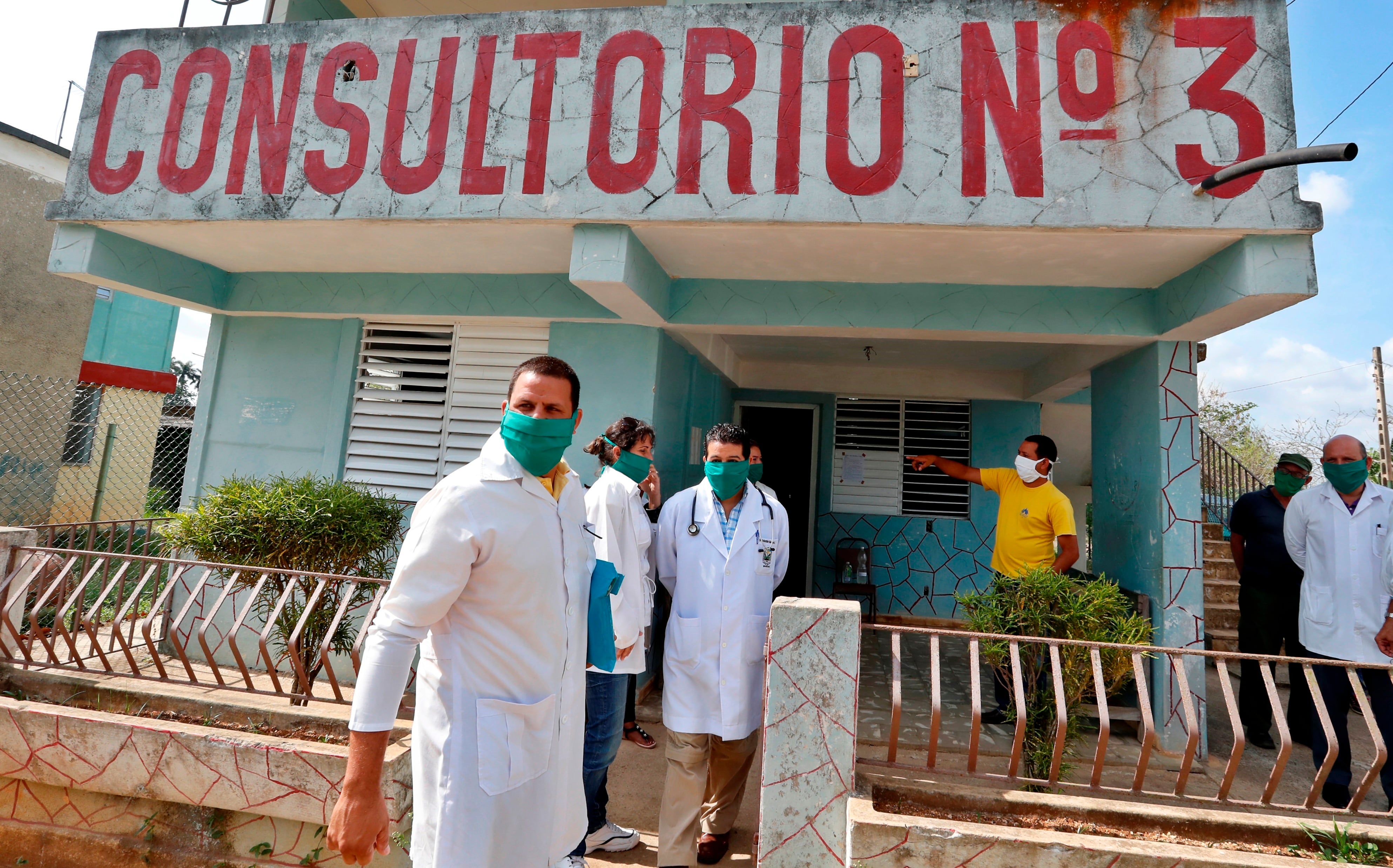 El sistema sanitario cubano perdió 3.729 médicos en 2025 y suma cuatro años de caídas