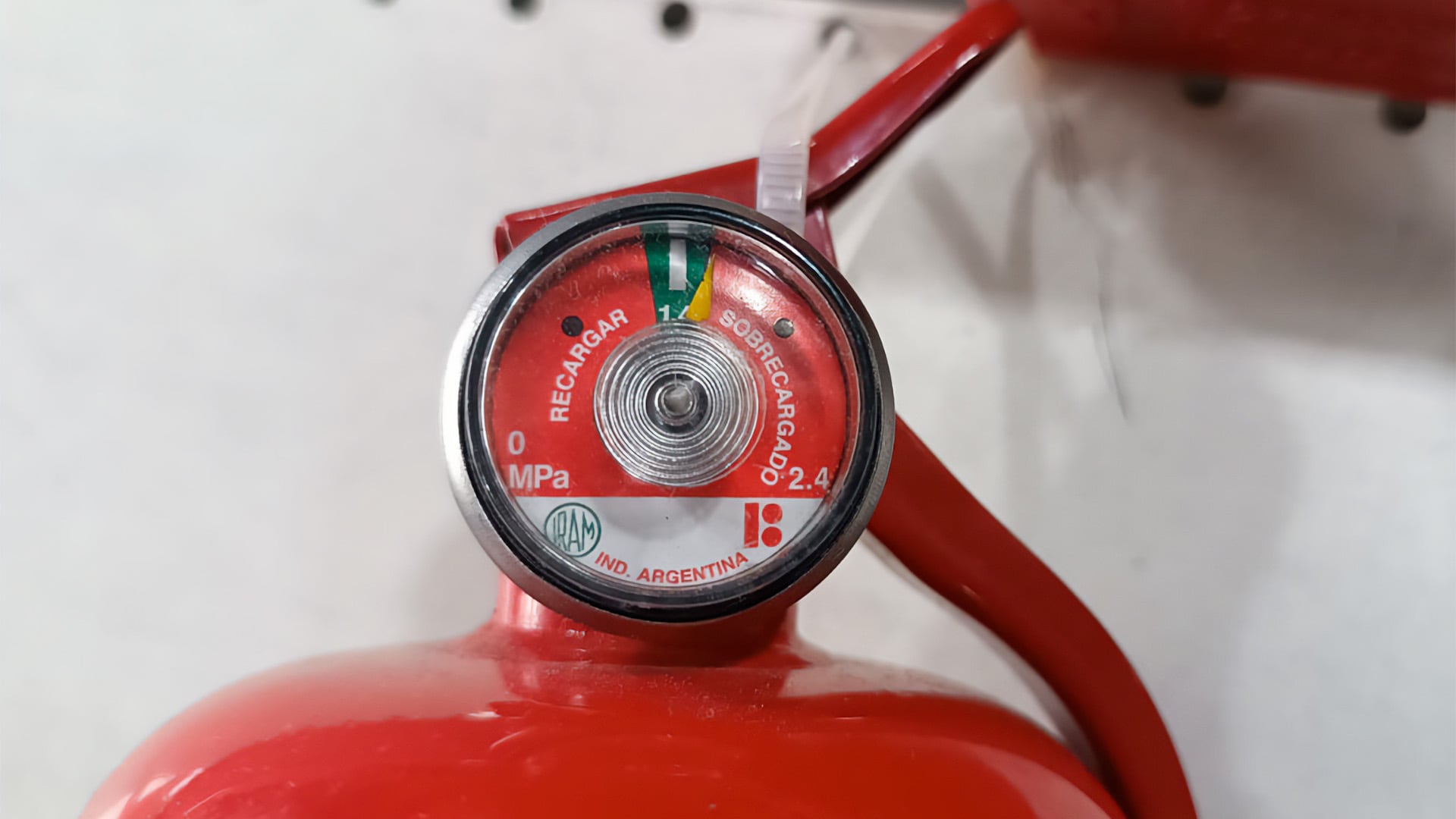 El matafuego debe ser reglamentario y tener su carga vigente. Además debe colocarse en un lugar que esté al alcance rápido del conducto