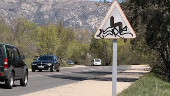 Guerra política en un municipio de la sierra de Madrid por 5 centímetros de grosor del asfalto de una carretera que es calle y que lleva a un colegio y a un Mercadona